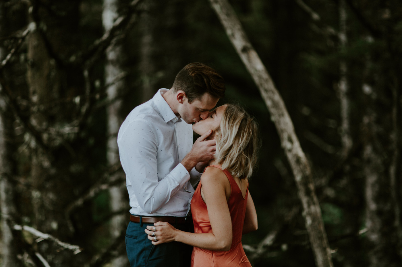 Chelsey and Billy kiss. Elopement wedding photography at Cannon Beach by Sienna Plus Josh.