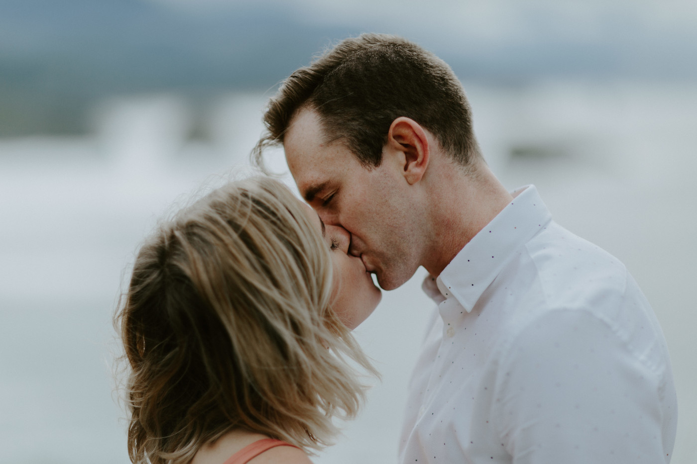 Billy and Chelsey kiss. Elopement wedding photography at Cannon Beach by Sienna Plus Josh.