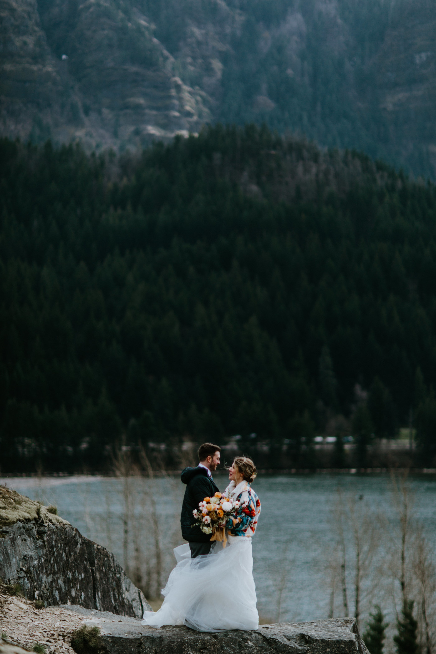 Allison and Lennie stand near a cliff. Elopement photography at Columbia River Gorge by Sienna Plus Josh.