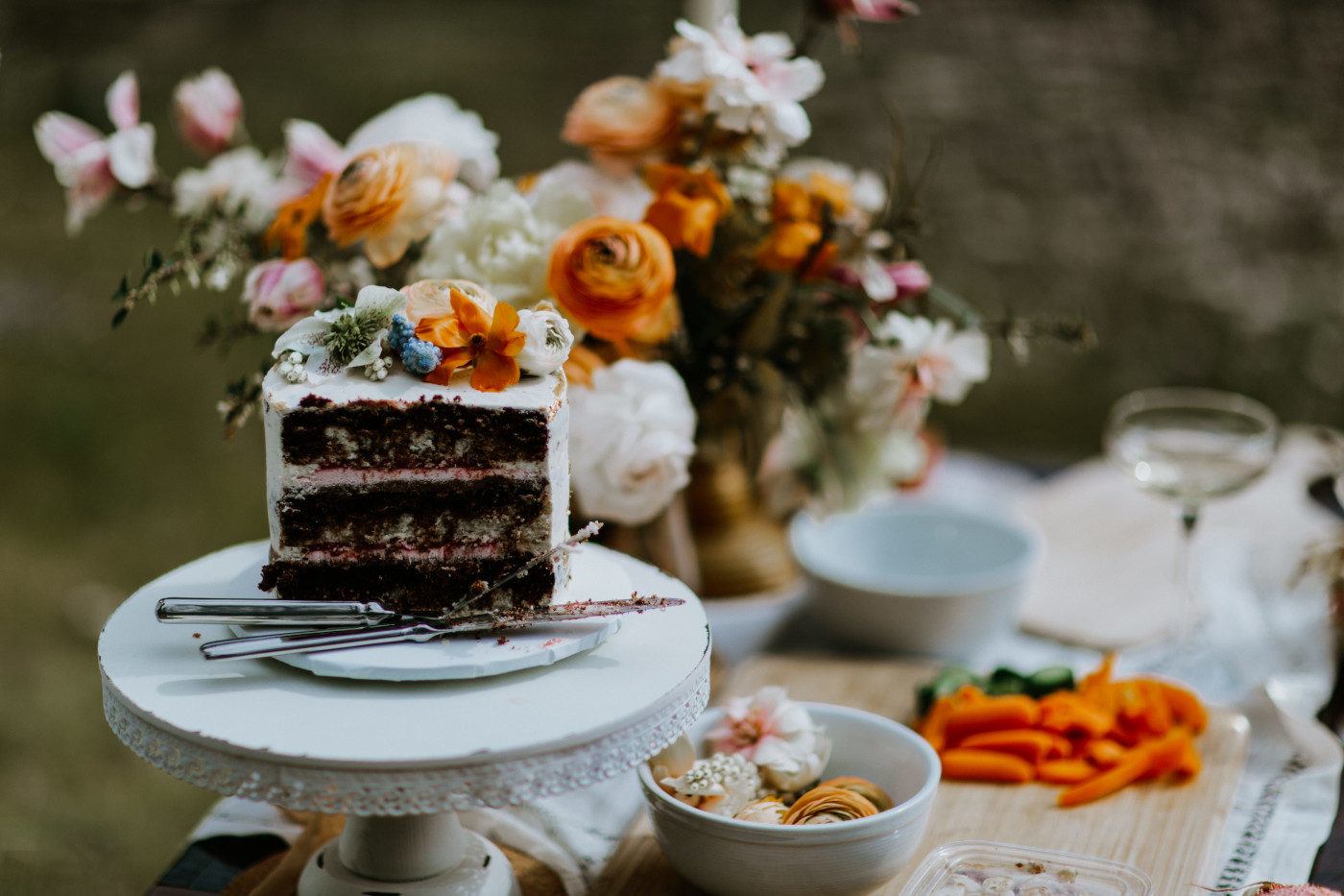 Allison and Lennie's cake. Elopement photography at Columbia River Gorge by Sienna Plus Josh.