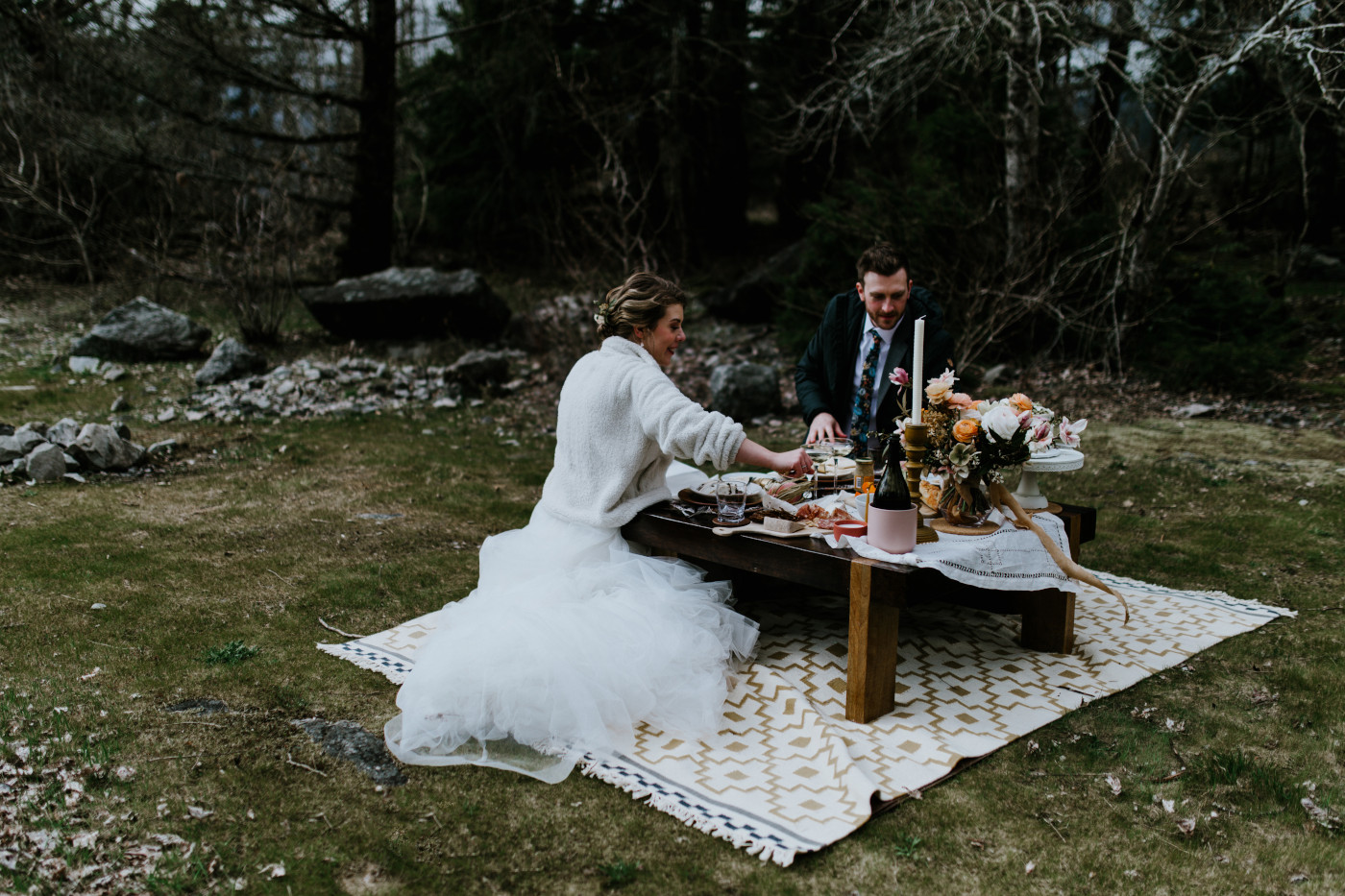 Allison and Lennie enjoy their picnic. Elopement photography at Columbia River Gorge by Sienna Plus Josh.