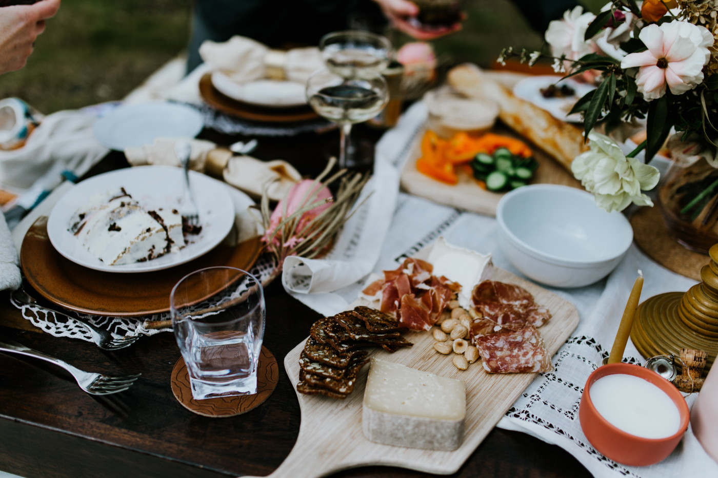 Allison and Lennie's elopement picnic spread. Elopement photography at Columbia River Gorge by Sienna Plus Josh.