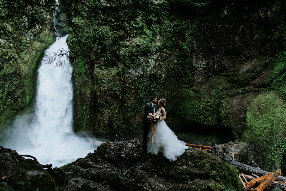 A gif of Allison and Lennie kissing. Elopement photography at Columbia River Gorge by Sienna Plus Josh.
