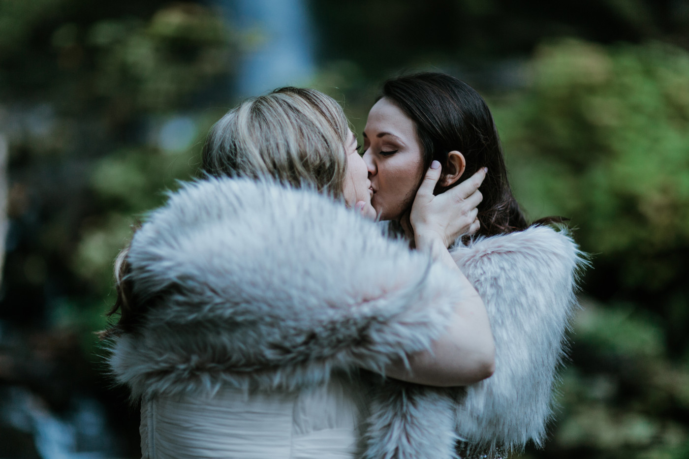 Tiffany and Hayley seal their elopement with a kiss. Elopement photography at the Columbia River Gorge by Sienna Plus Josh.