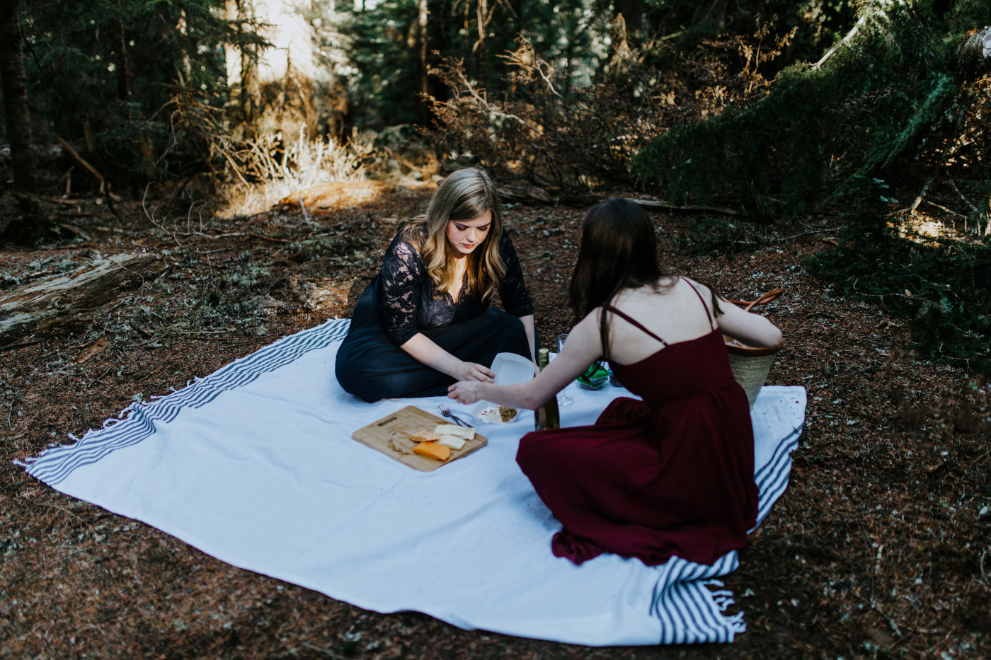 Tiffant and Hayley make a picnic. Elopement photography at the Columbia River Gorge by Sienna Plus Josh.