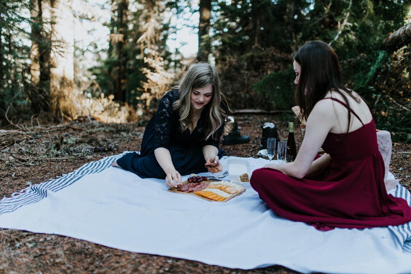 Hayley and Tiffany have a picnic. Elopement photography at the Columbia River Gorge by Sienna Plus Josh.