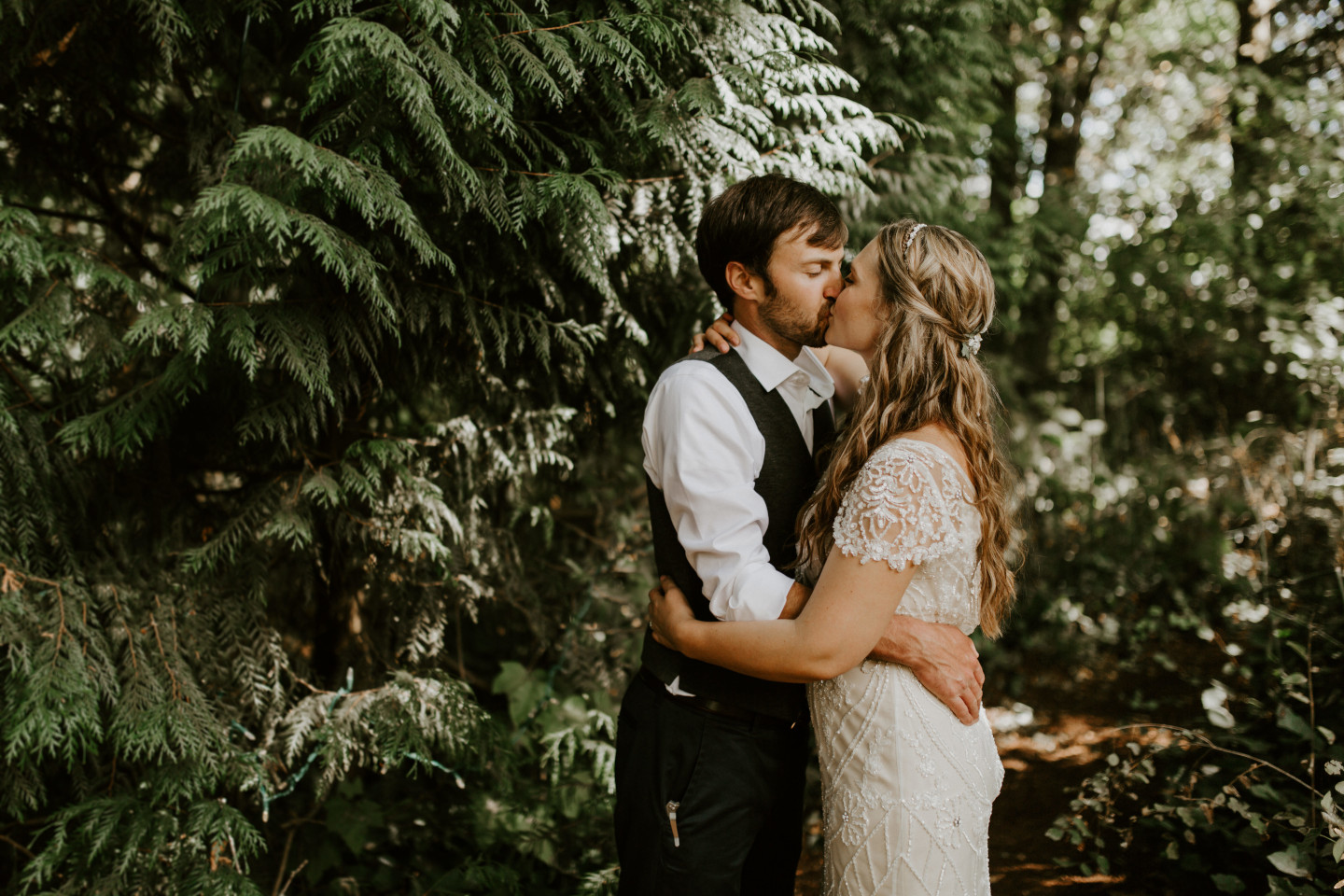 Hannah and Dan kiss in Corvallis, Oregon. Intimate wedding photography in Corvallis Oregon by Sienna Plus Josh.