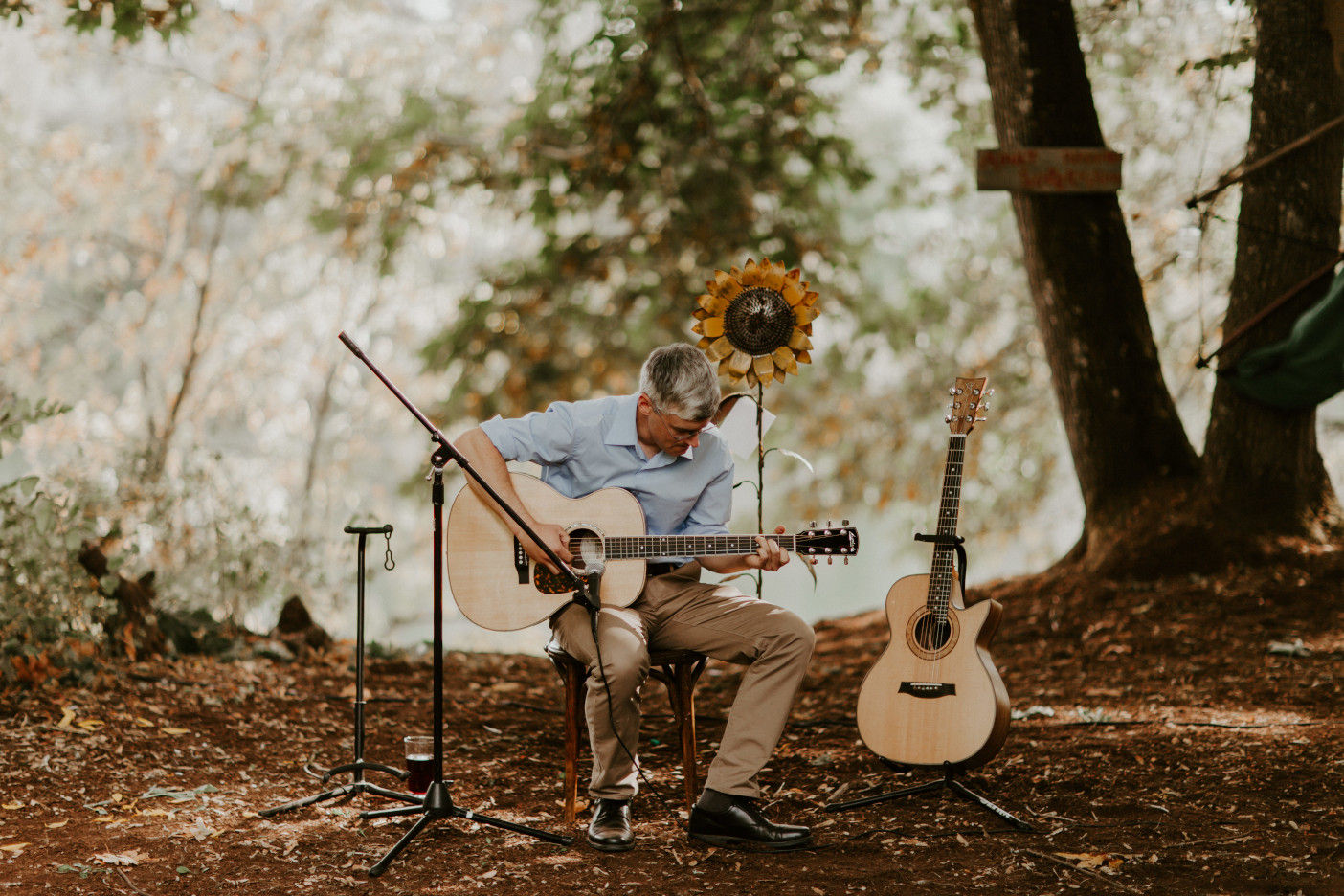 A guitarist plays music for guests in Corvallis, Oregon. Intimate wedding photography in Corvallis Oregon by Sienna Plus Josh.