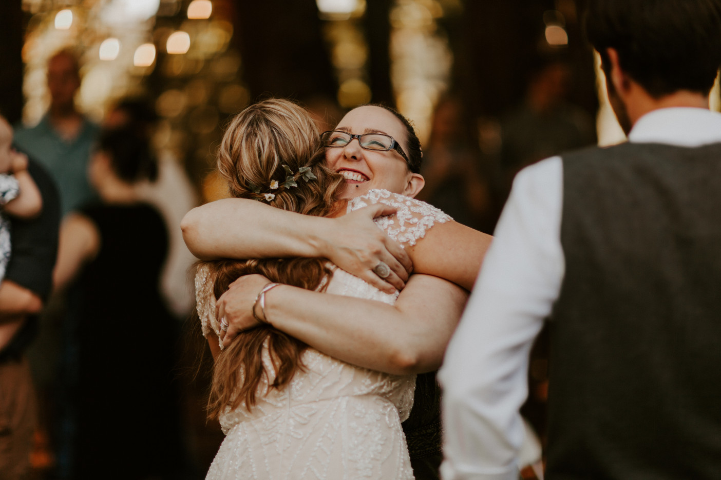 Hannah hugs a guest in Corvallis, Oregon. Intimate wedding photography in Corvallis Oregon by Sienna Plus Josh.