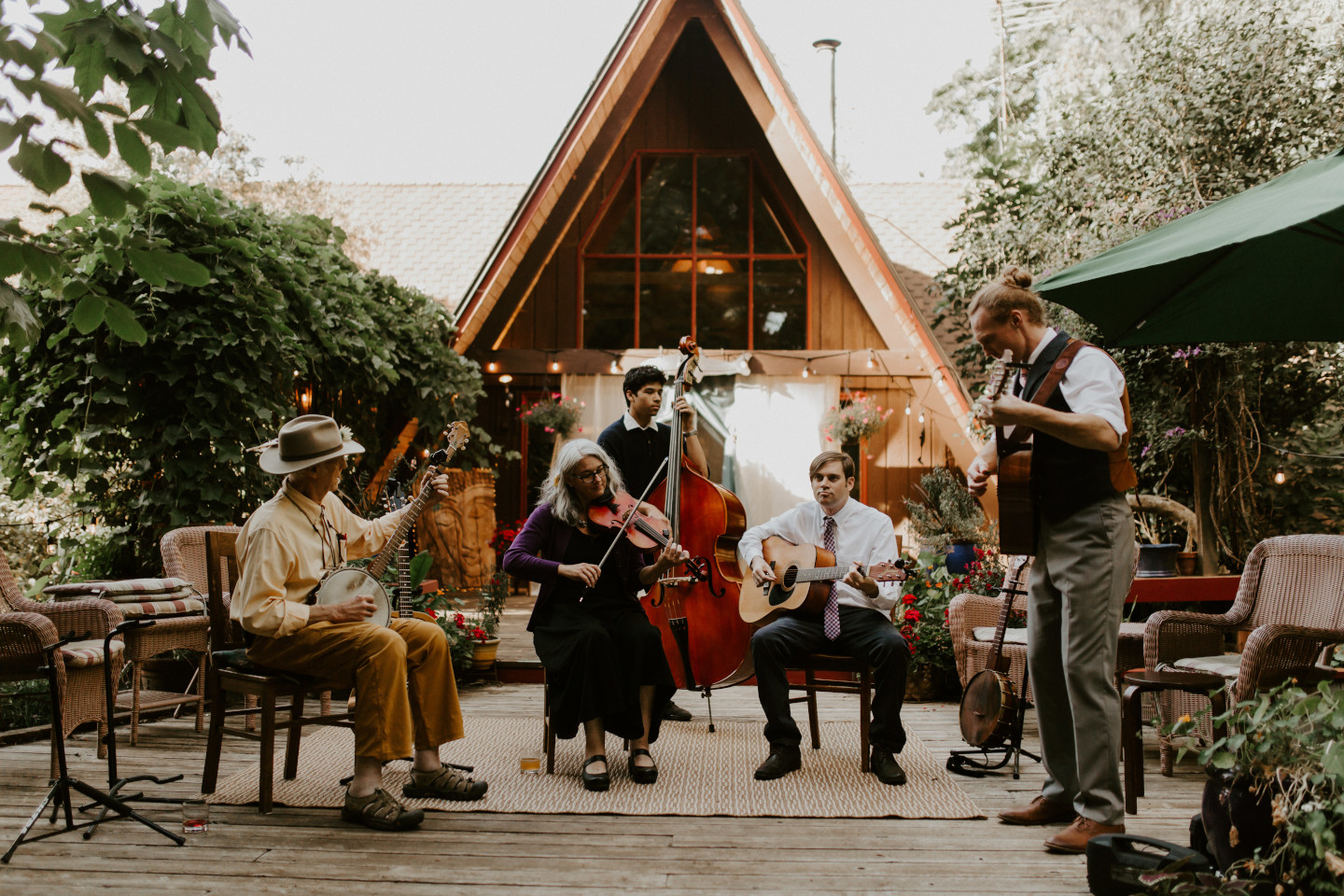 A band plays for guests in Corvallis, Oregon. Intimate wedding photography in Corvallis Oregon by Sienna Plus Josh.