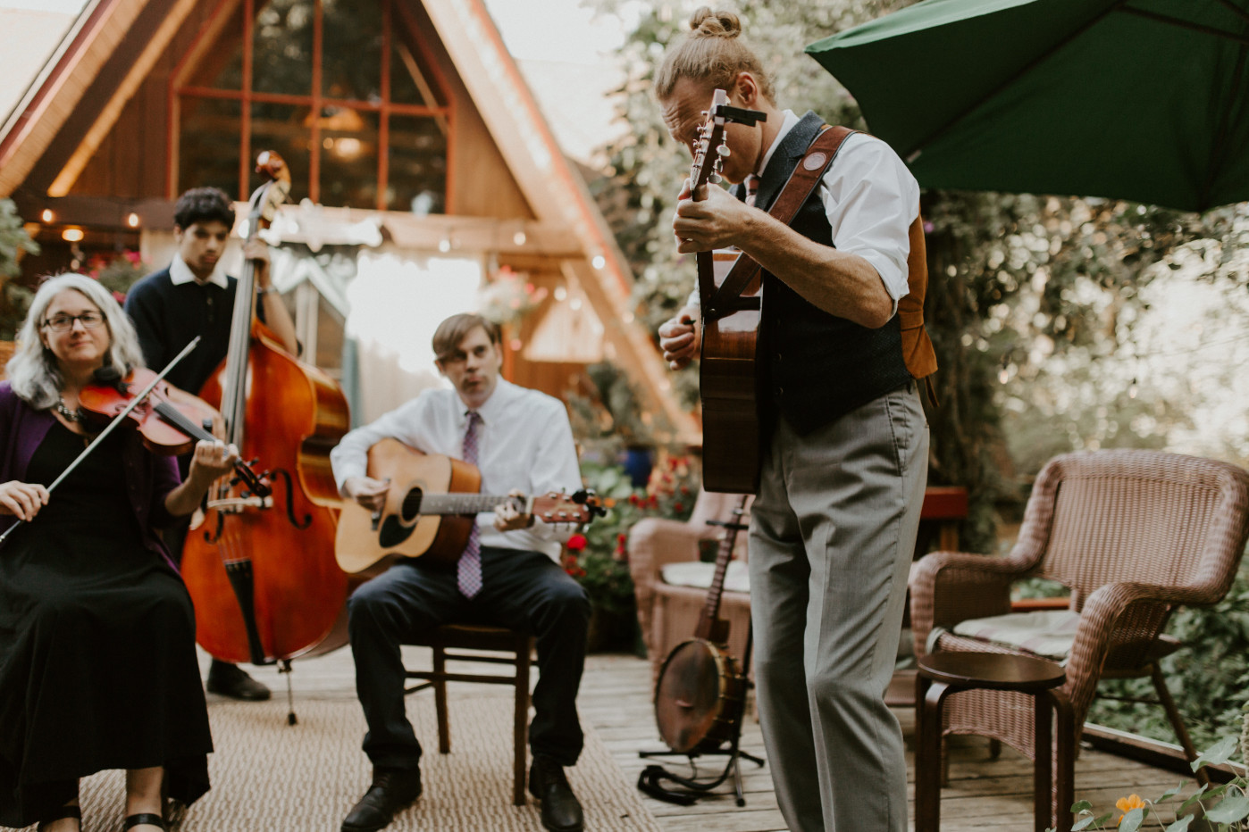 A band plays for the wedding in Corvallis, Oregon. Intimate wedding photography in Corvallis Oregon by Sienna Plus Josh.