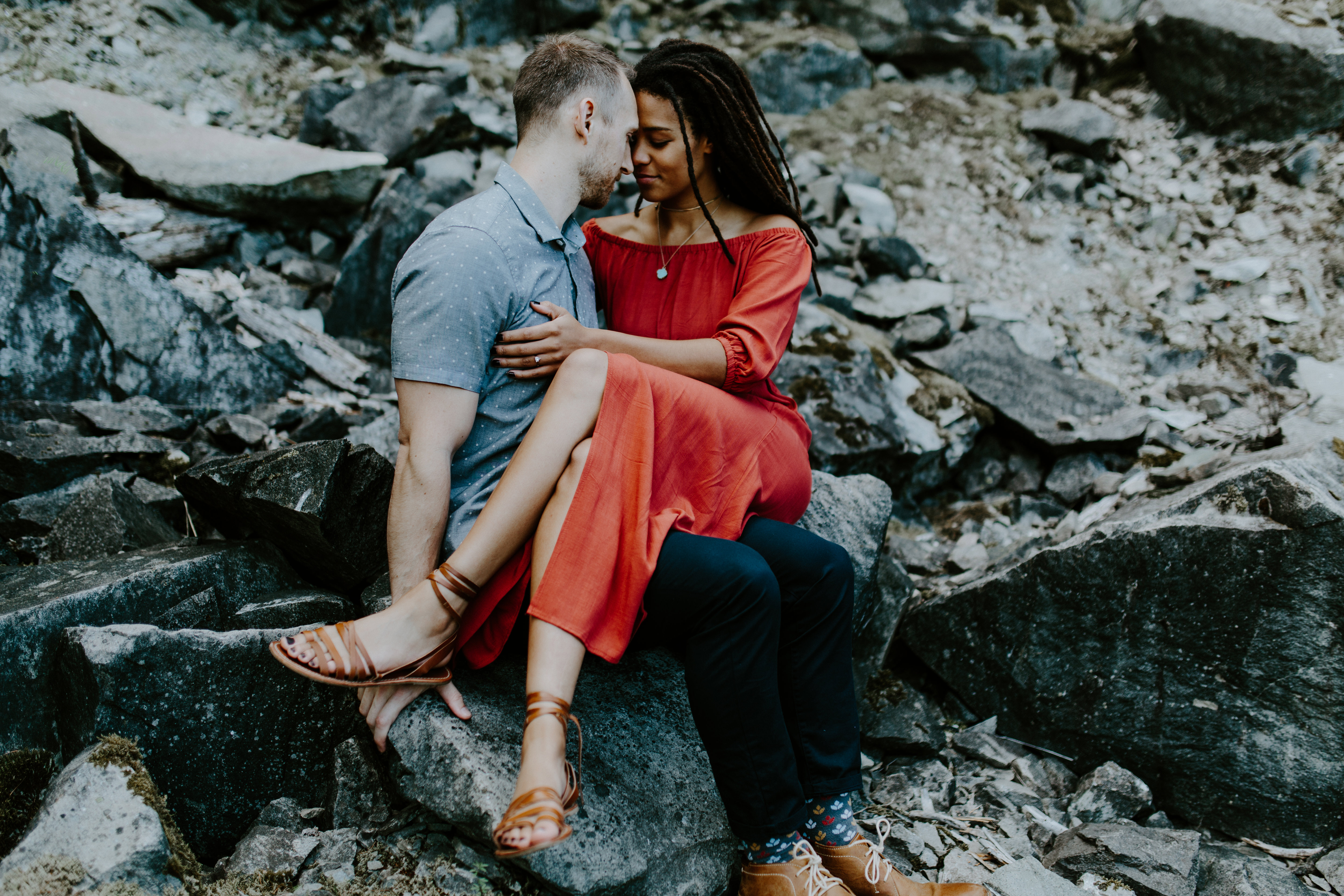 Kayloni and Garrett share an intimate moment at the Columbia River Gorge, Oregon. Engagement photography in Portland Oregon by Sienna Plus Josh.