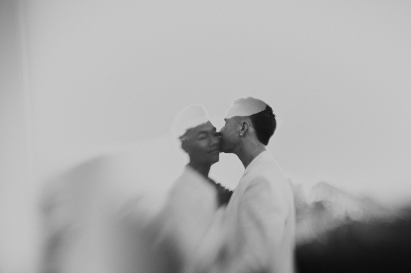 Fred and Brooks kiss at Mount Rainier in Washington.